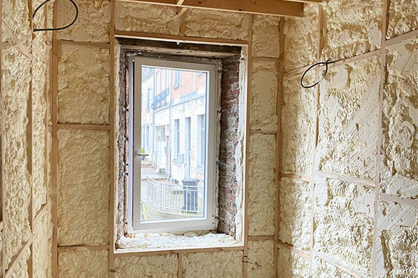 Isolation de murs par projection de mousse (et non laine de verre) - ISEO Projection