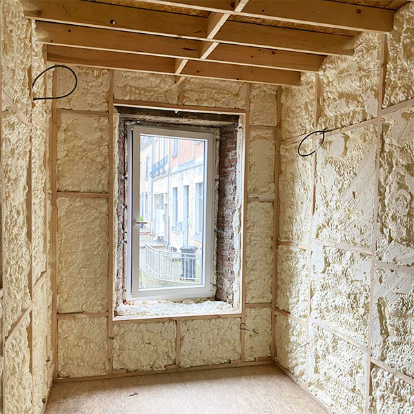 Isolation de murs par projection de mousse (et non laine de verre) - ISEO Projection