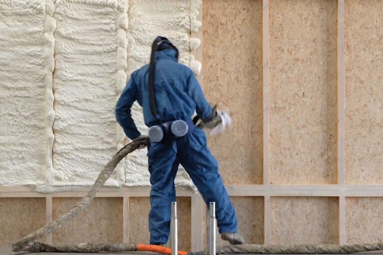 Isolation par mousse expansive des murs d'un bâtiment industriel