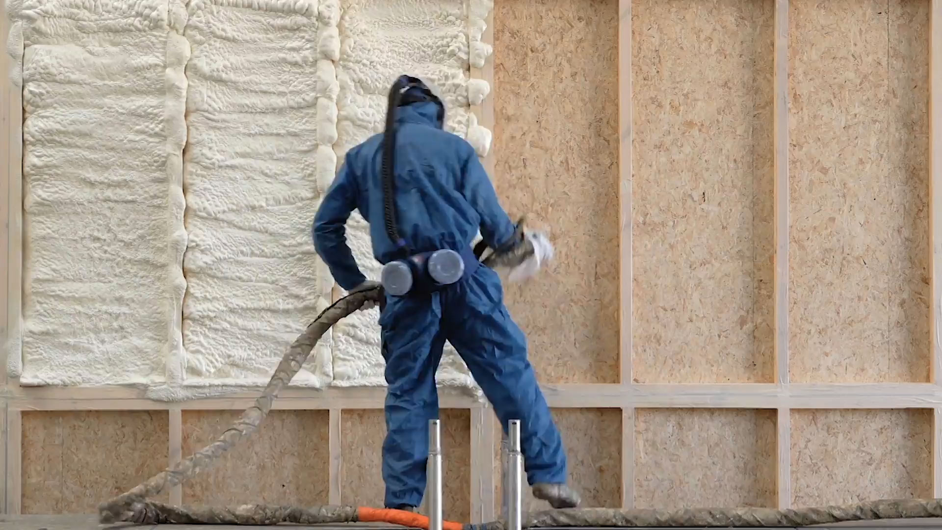 mousse-de-polyuréthane Isolation par mousse expansive des murs d'un bâtiment industriel