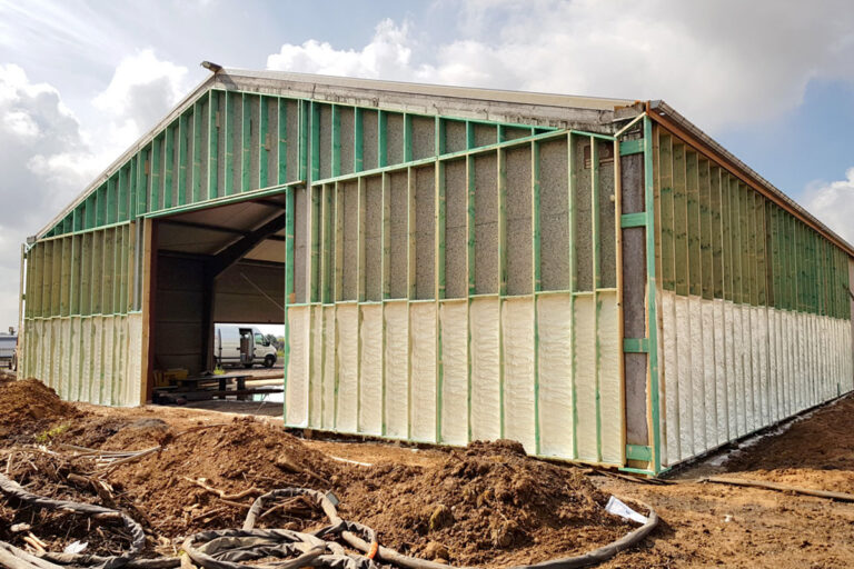 Isolation des murs extérieurs d'un grand bâtiment industriel