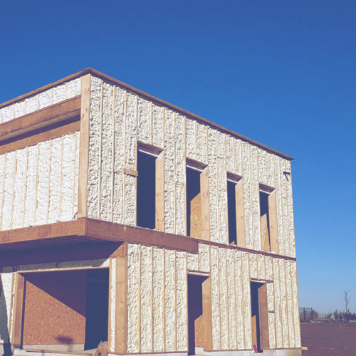 Houten gebouw waarvan de muren aan de buitenkant geïsoleerd zijn