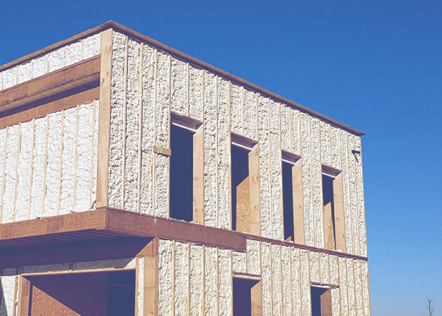 Muurisolatie aan de buitenkant van een industrieel gebouw