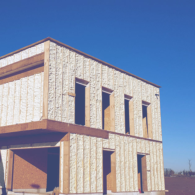 Muurisolatie aan de buitenkant van een industrieel gebouw