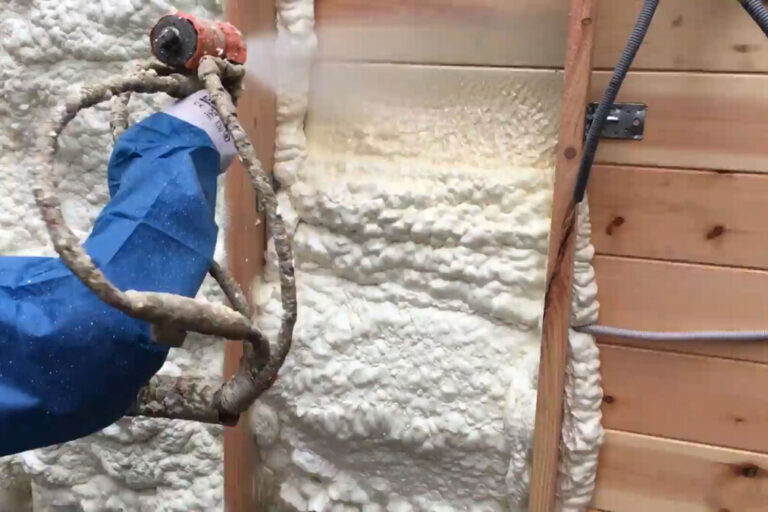 Een expert ISEO PROJECTION die polyurethaanschuim op muren spuit