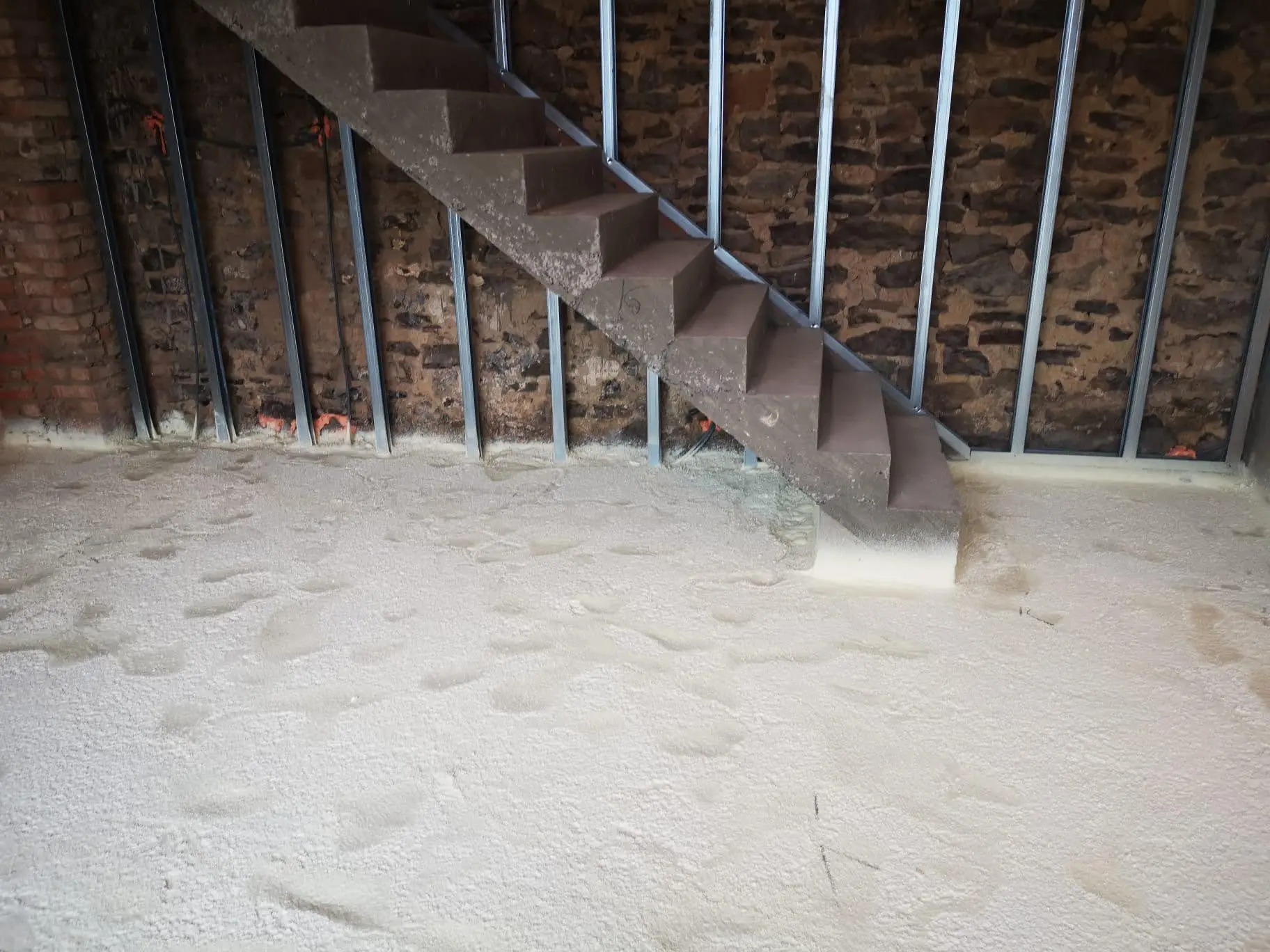 De vloer isoleren van een kamer met een trap naar boven