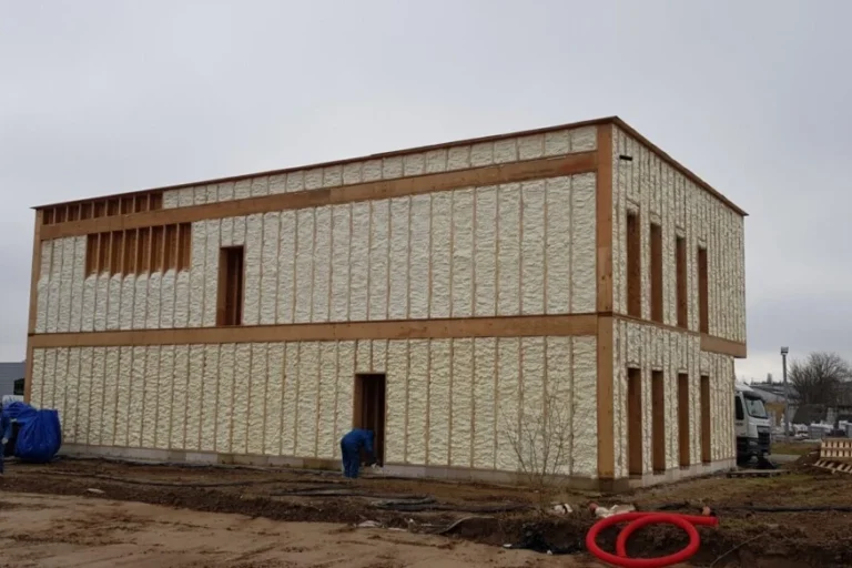 Isolation des murs extérieurs d'un bâtiment avec mousse polyuréthane projetée