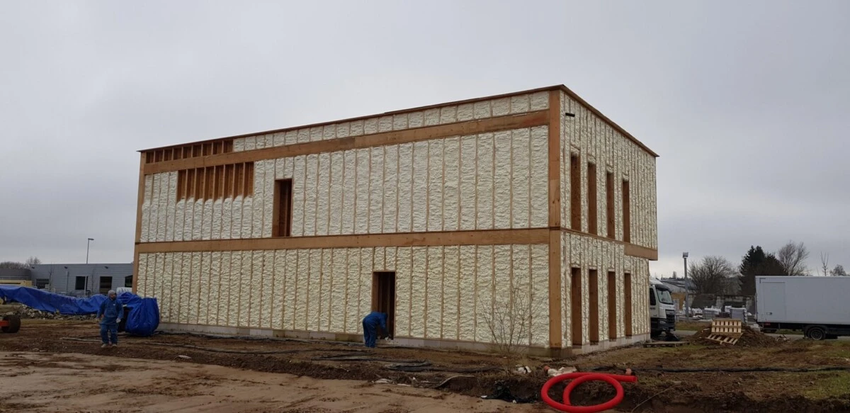 Isolation des murs extérieurs d'un bâtiment avec mousse polyuréthane projetée