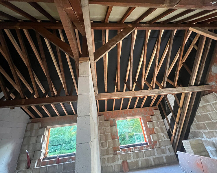 zicht op de onderkant van een dak geïsoleerd met gespoten polyurethaanschuim