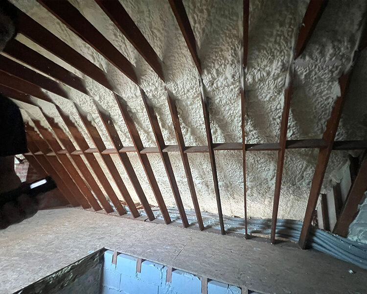 houten dak geïsoleerd met polyurethaanspuitschuim