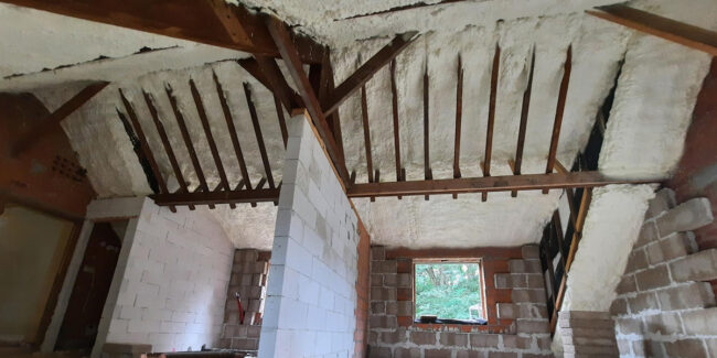 mousse polyuréthane projetée sur une toiture