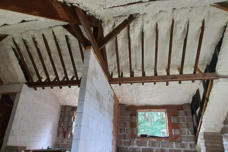 gespoten polyurethaanschuim op een dak