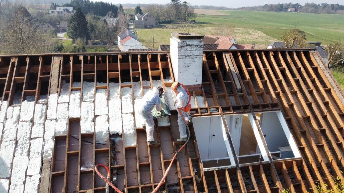 Het ISEO PROJECTION team isoleert het dak van een huis van buitenaf.