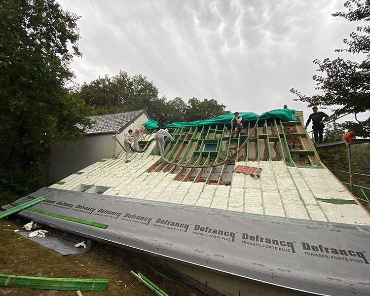 Isolation de toiture par mousse projetée à Mont-Saint-Guibert