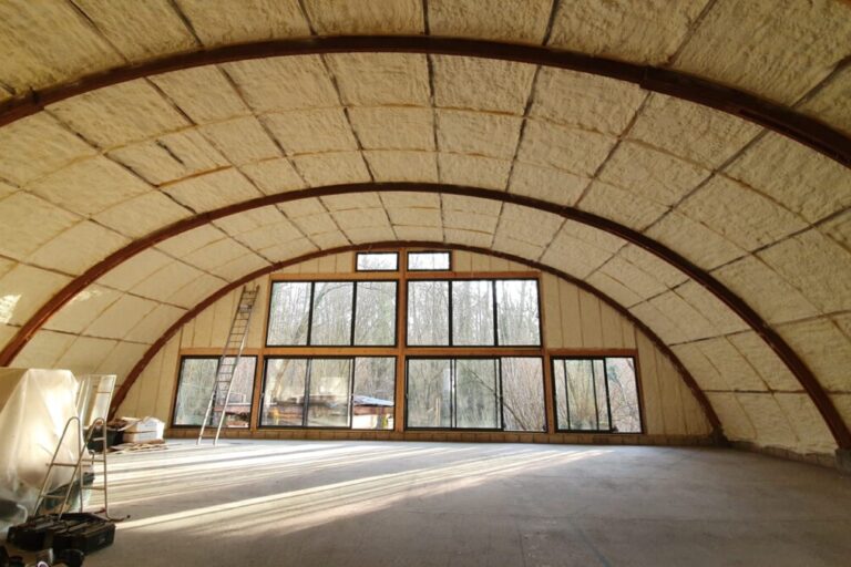 Isolation projetée par mousse polyuréthane des murs intérieurs d'un bâtiment