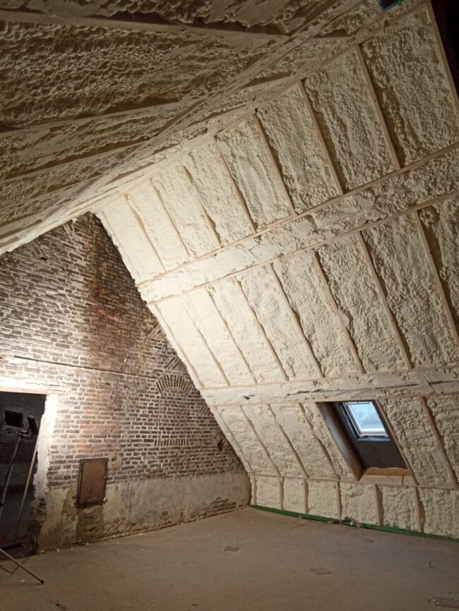Isolation par l'intérieur et par mousse projetée d'une toiture inclinée