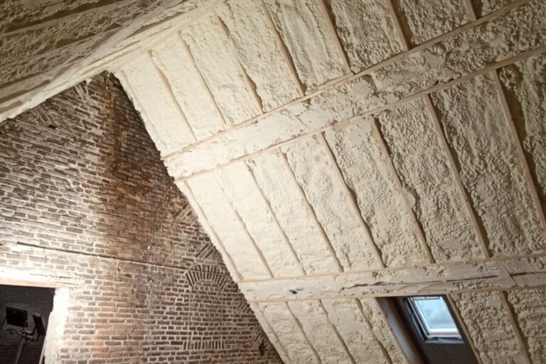 Isolation par l'intérieur et par mousse projetée d'une toiture inclinée