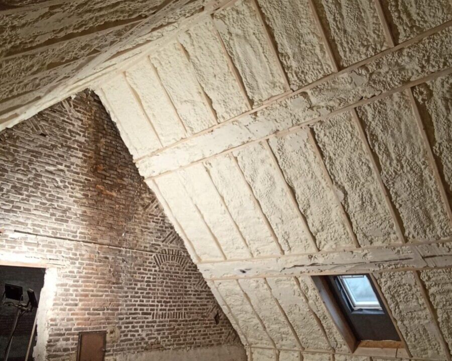 Isolation par l'intérieur et par mousse projetée d'une toiture inclinée