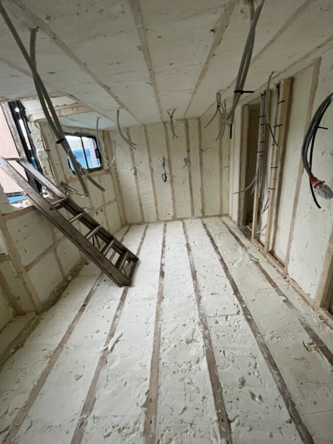 Isolation par l'intérieur avec mousse projetée d'une péniche à Andennne