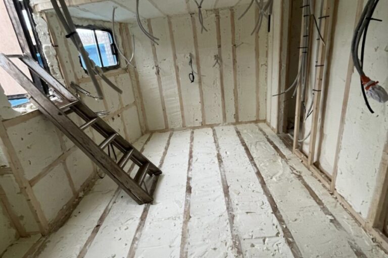 Isolation par l'intérieur avec mousse projetée d'une péniche à Andennne