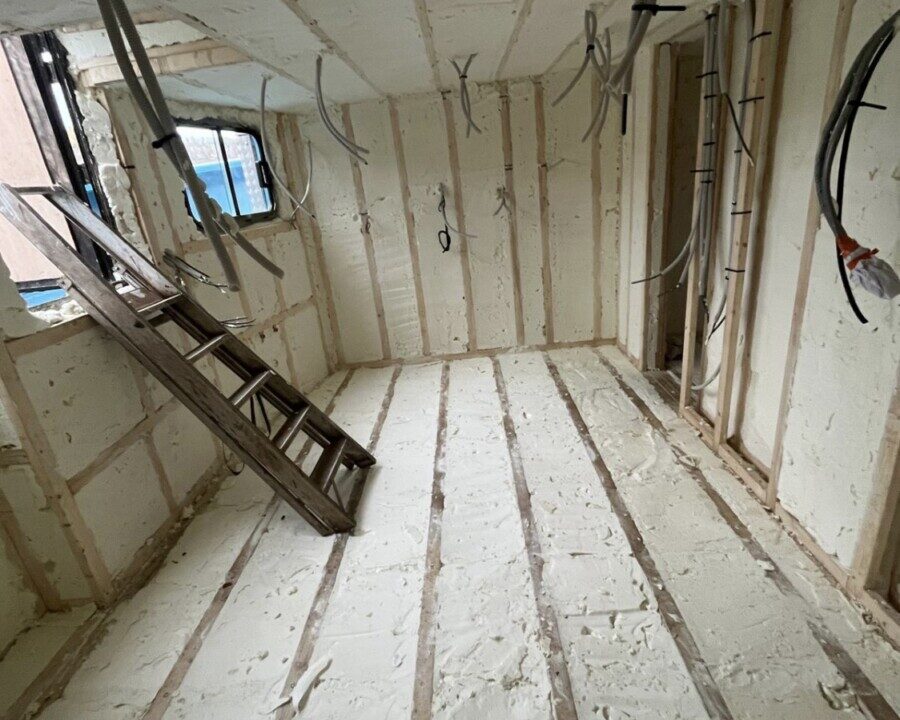 Isolation par l'intérieur avec mousse projetée d'une péniche à Andennne