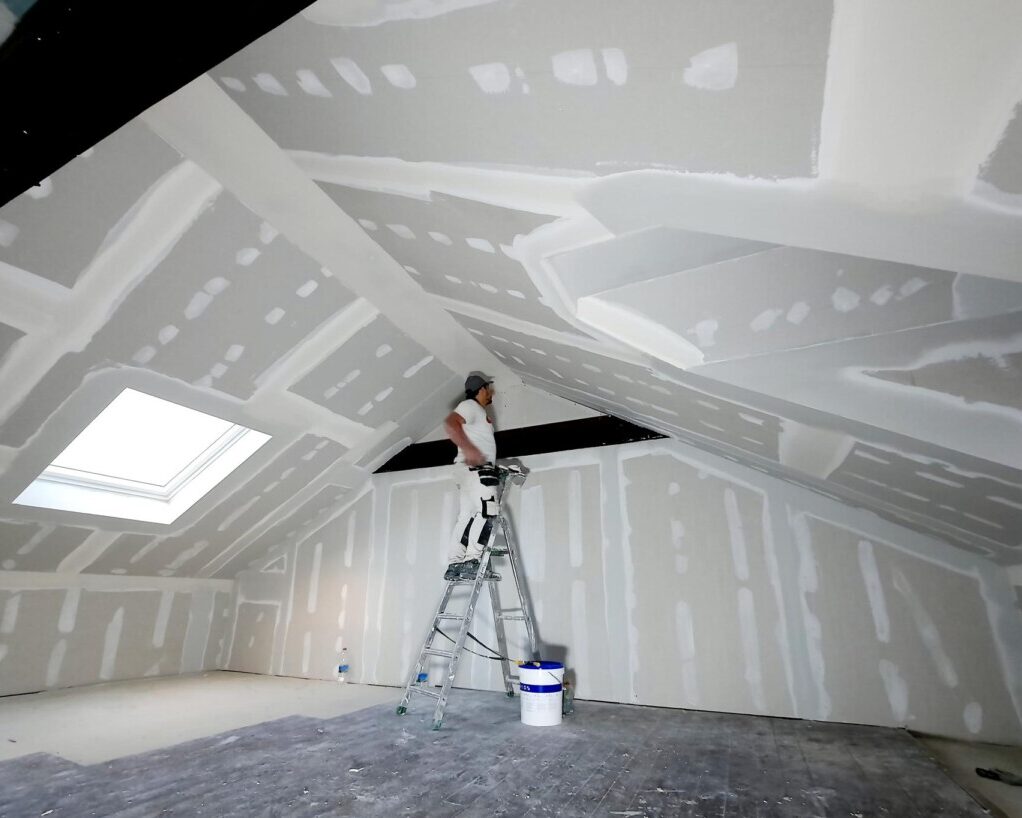 Parachèvement d'un toit de grenier après isolation par mousse projetée