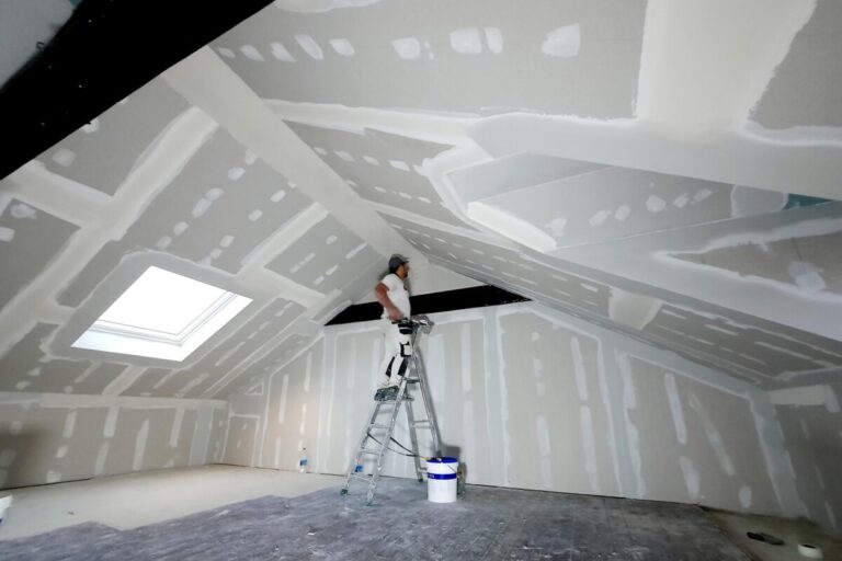 Parachèvement d'un toit de grenier après isolation par mousse projetée