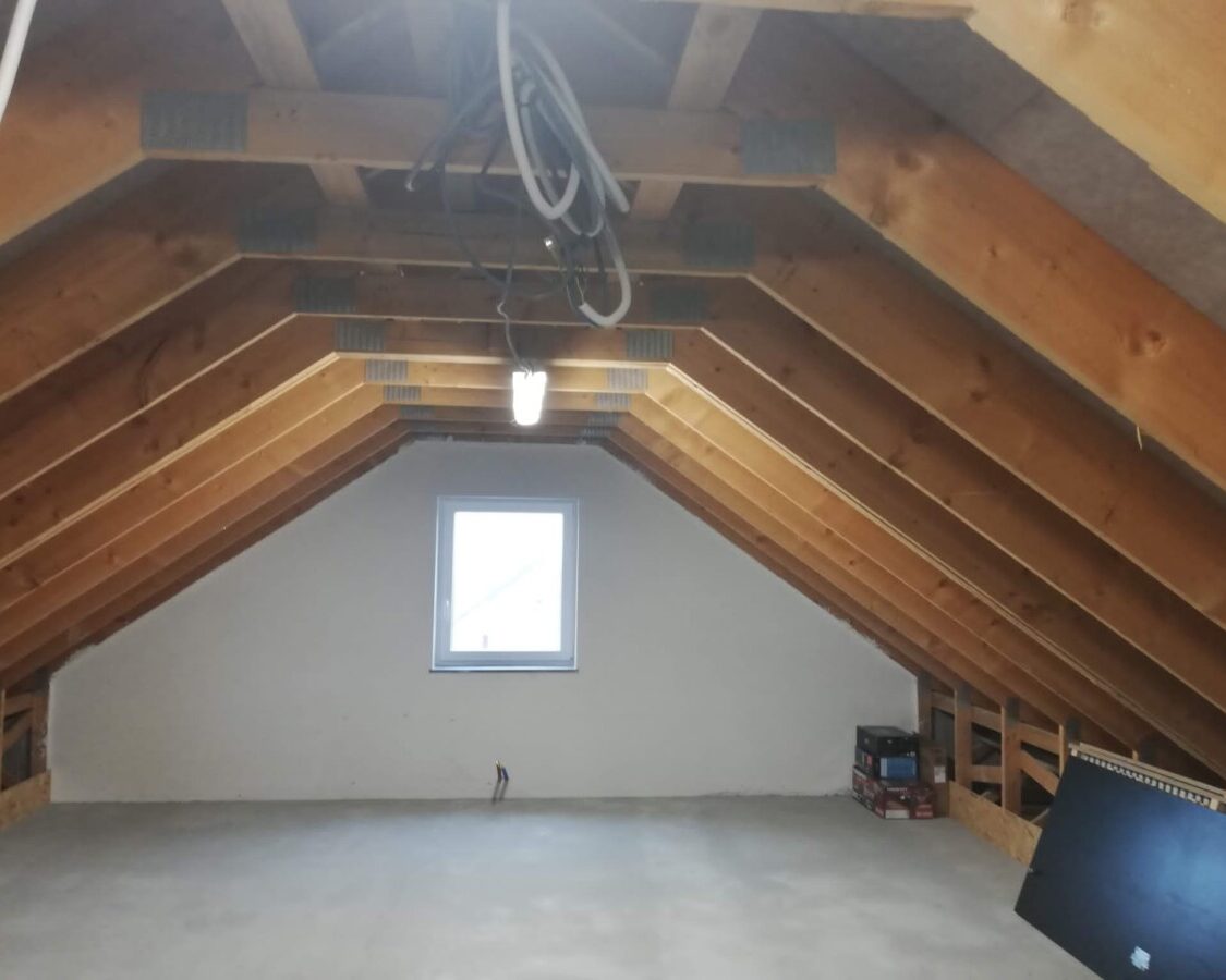 Charpente en bois d'un grenier sur un chantier d'isolation de toiture