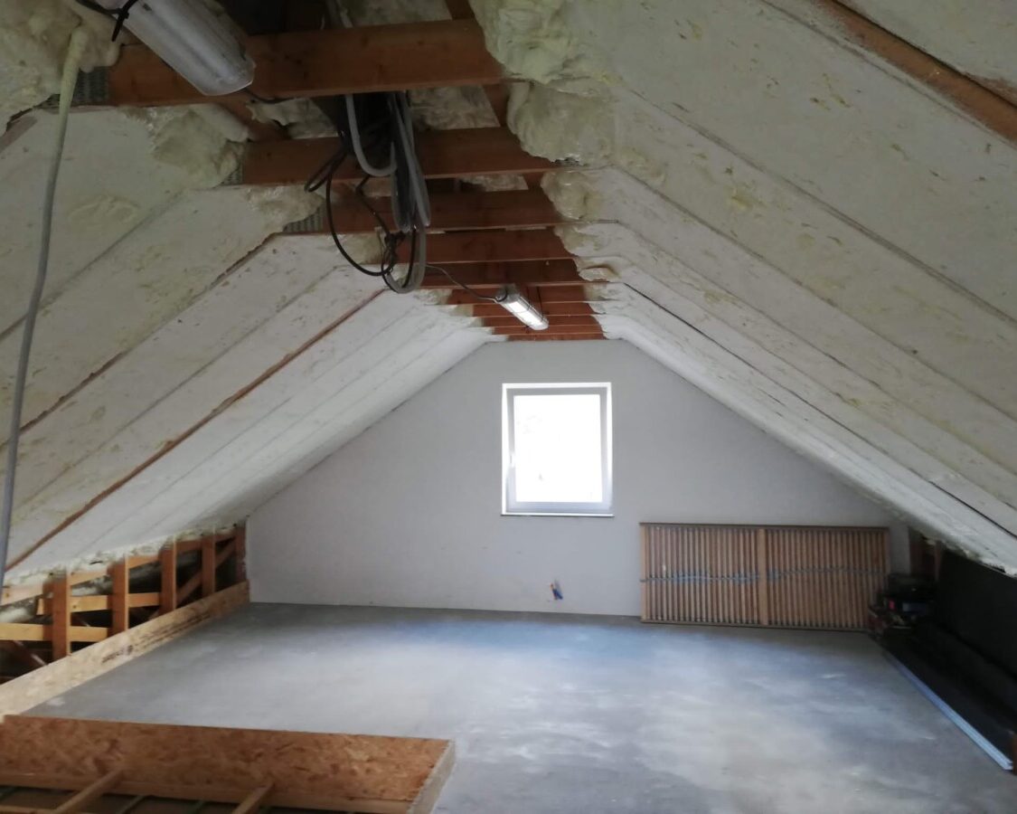 Toit isolé par l'intérieur avec de la mousse projetée