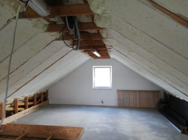 Toit isolé par l'intérieur avec de la mousse projetée