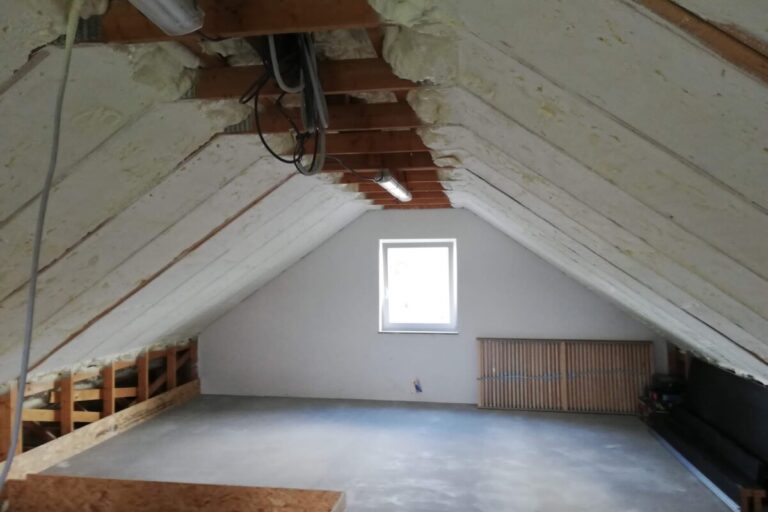 Toit isolé par l'intérieur avec de la mousse projetée