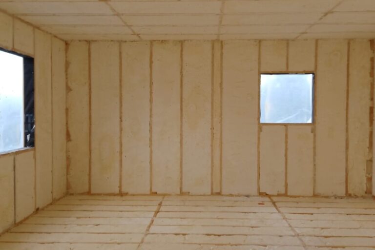 Isolation avec mousse projetée d'une maison à ossature à Hastière