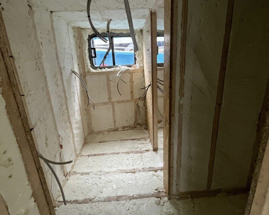 Isolation par mousse polyuréthane d'une péniche