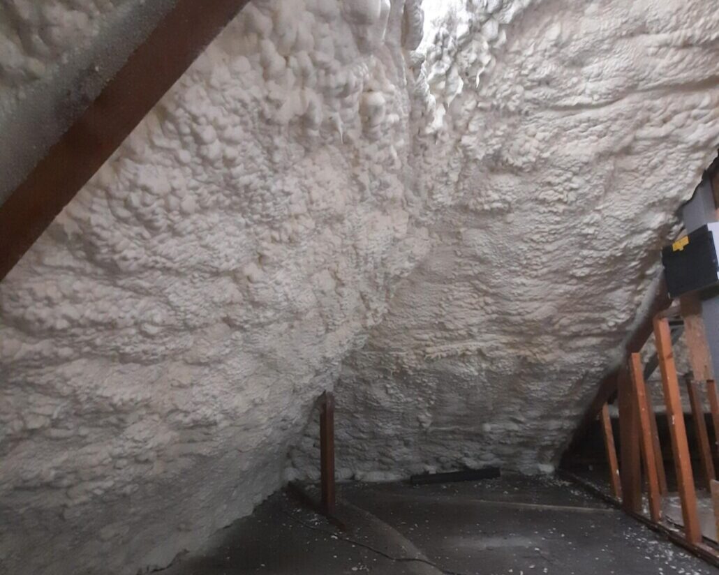 Mousse polyuréthane sur une toiture de grenier à Boortmeerbeek