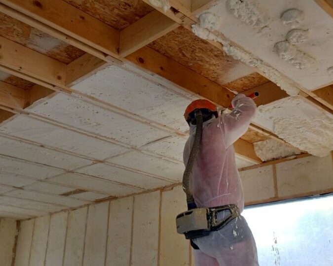 Deux ouvriers d'ISEO Projection en train d'isoler le plafond d'une maison avec de la mousse polyuréthane