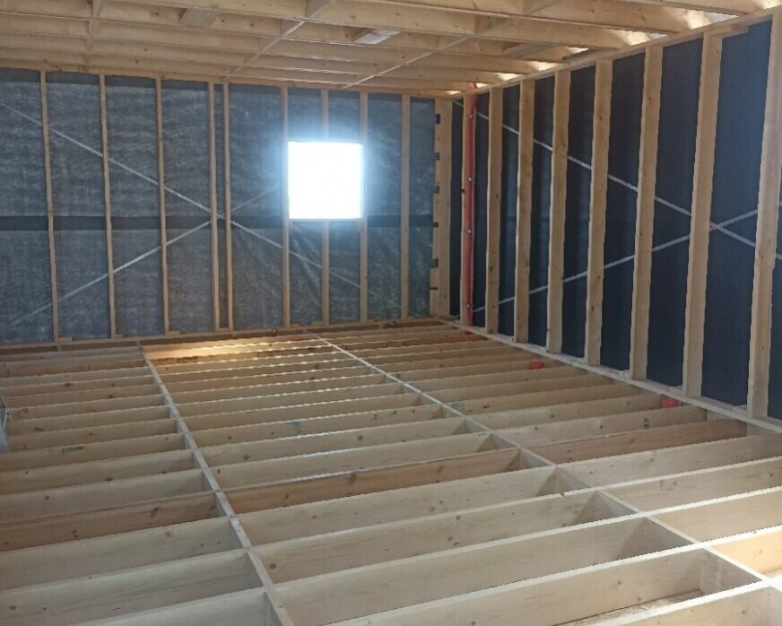 Structure en bois sur plancher, murs et plafond pour l'isolation par l'intérieur d'une nouvelle construction