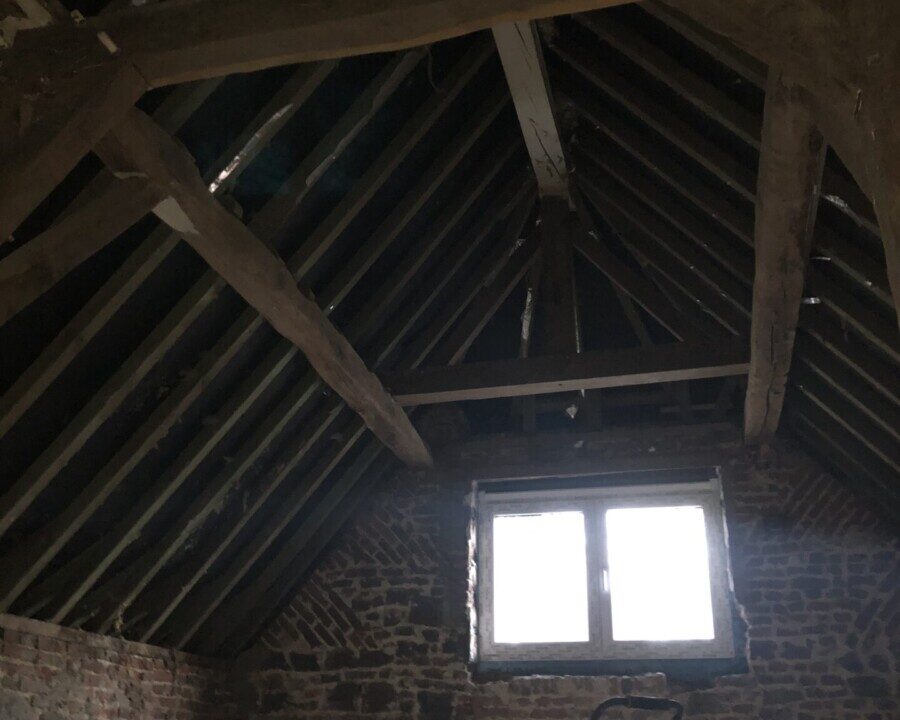 Grenier d'une maison classée à Aische-en-Refail lors d'un chantier d'isolation de toiture