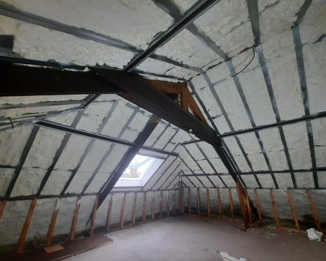 Isolation par mousse projetée d'un grenier