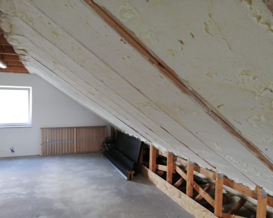 Toit en peinte isoler avec de la mousse polyuréthane