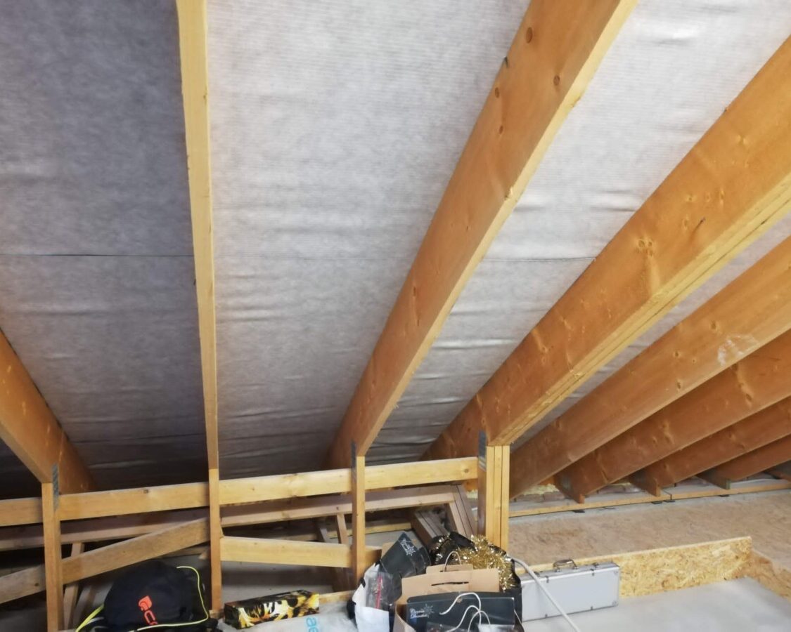 Préparation d'une charpente en bois pour l'isolation par l'intérieur d'un toit