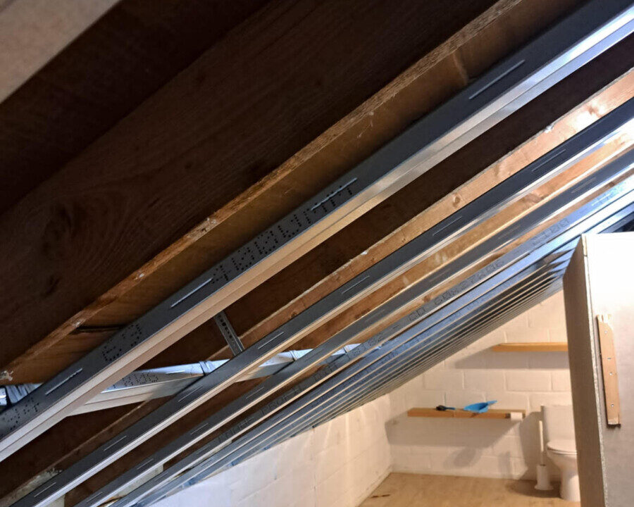 Toit en pente avec structure métallique sur un chantier d'isolation par l'intérieur