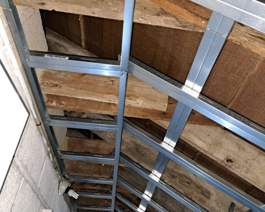 Structure métallique sur un chantier d'isolation de toiture mansardée