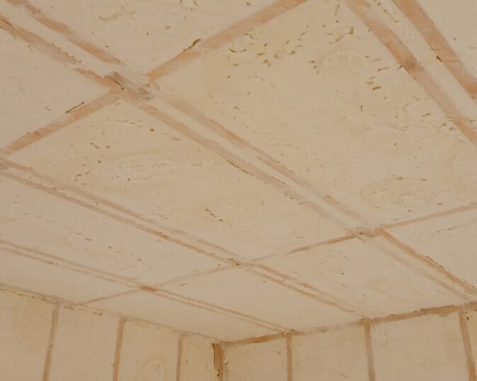 Plafond et murs isolés avec de la mousse polyuréthane à Hastière