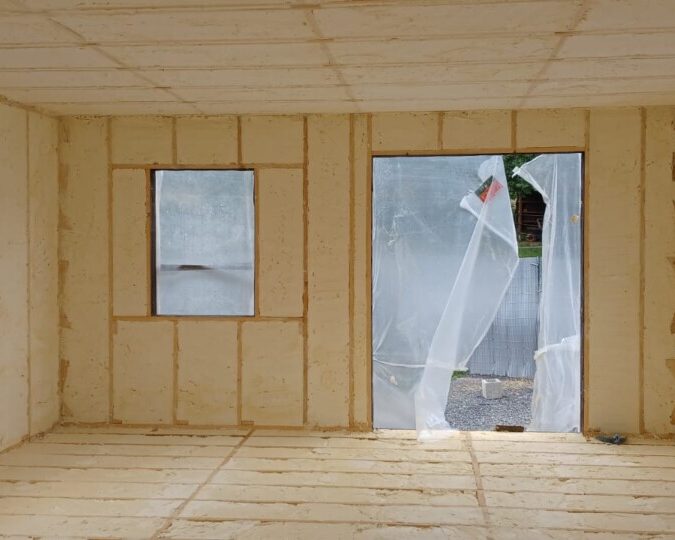 Isolation complète d'une nouvelle construction à ossature bois par mousse projetée