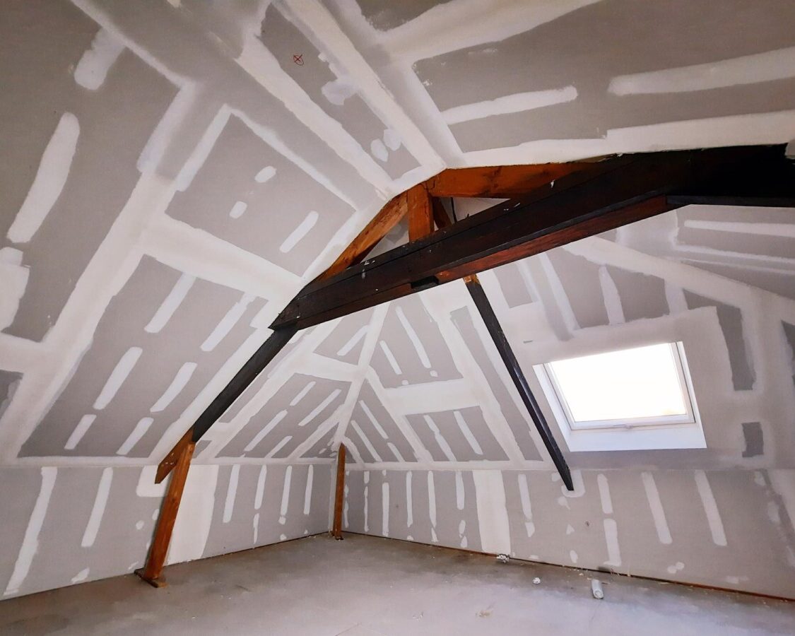 Travaux de parachèvement sur un chantier d'isolation de toiture par l'intérieur