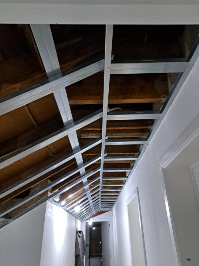 Chantier d'isolation par l'intérieur d'une toiture en pente à Braine l'Alleud