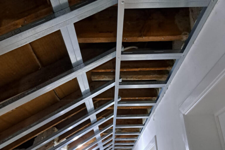 Chantier d'isolation par l'intérieur d'une toiture en pente à Braine l'Alleud