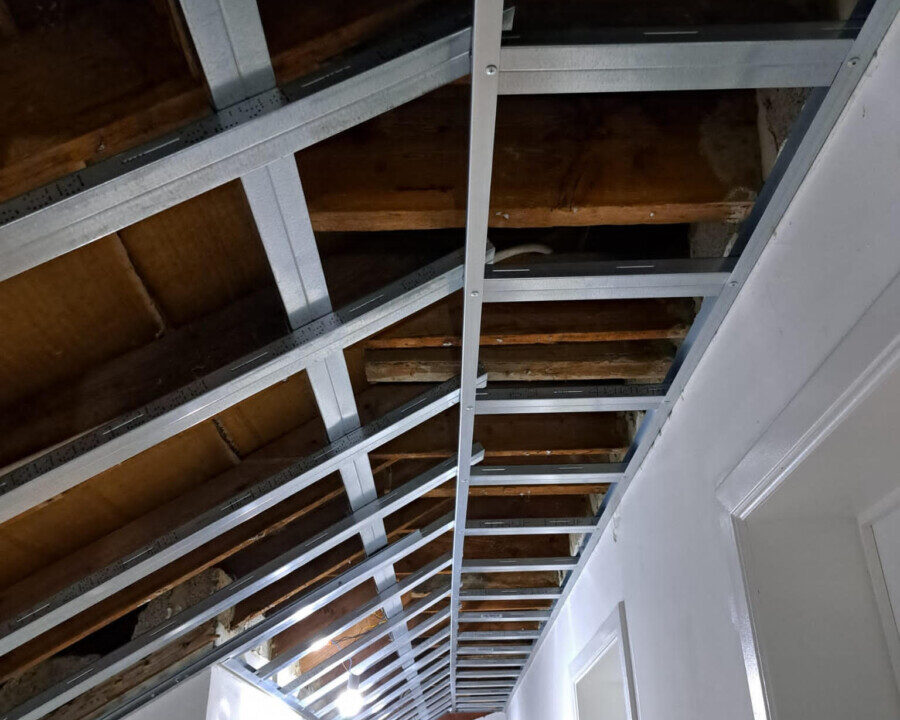 Chantier d'isolation par l'intérieur d'une toiture en pente à Braine l'Alleud