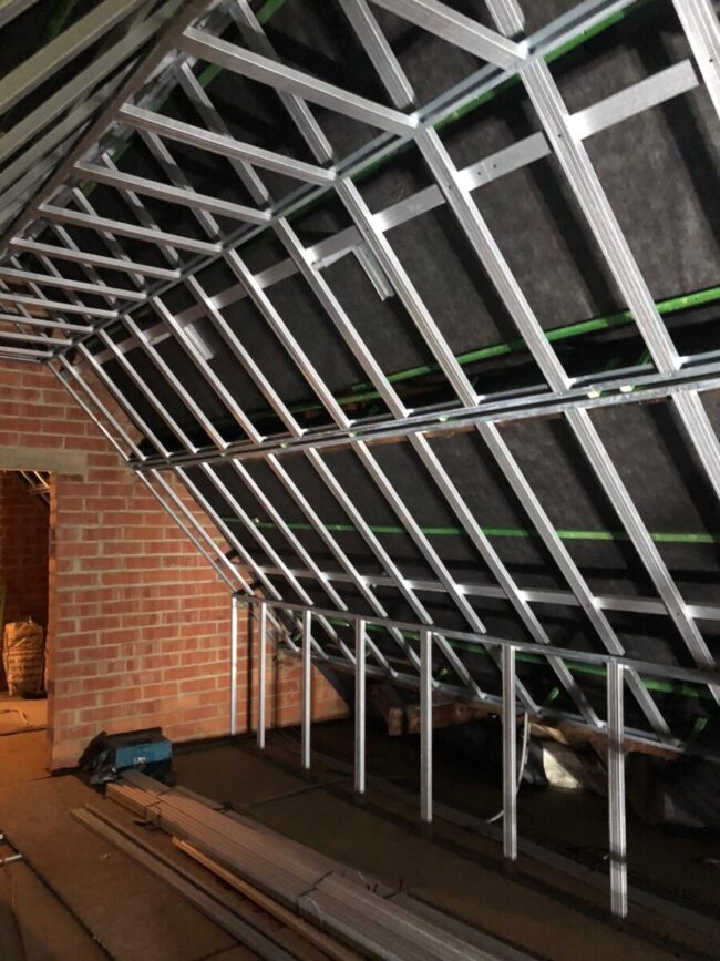 Support en métal avant d'isoler un toit avec de la mousse projetée