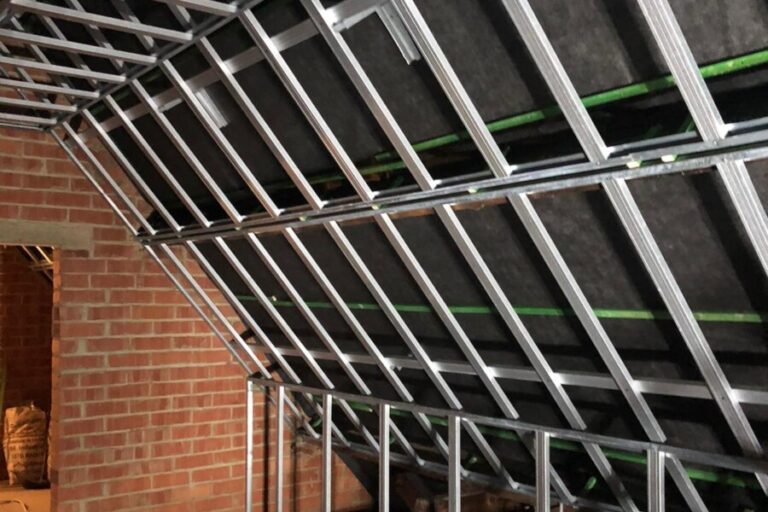 Support en métal avant d'isoler un toit avec de la mousse projetée